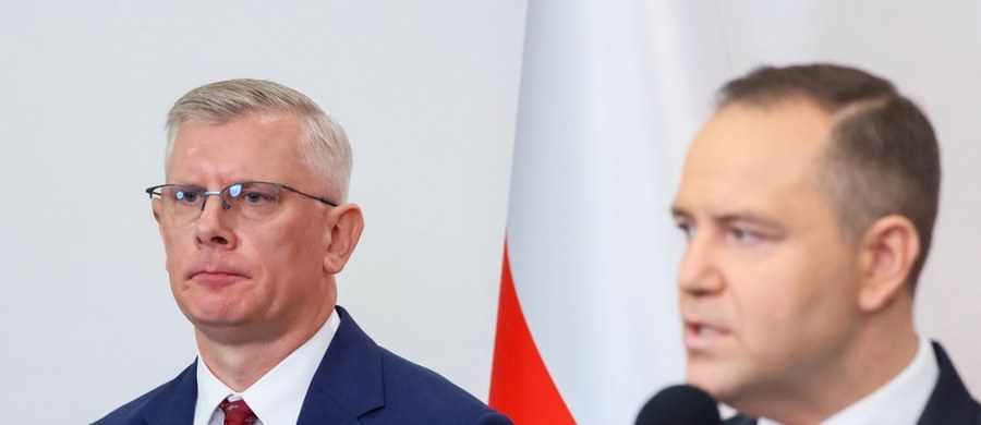 Kancelaria Prezesa Rady Ministrów wniosła do Naczelnego Sądu Administracyjnego skargi kasacyjne od wyroków uchylających cofnięcie Sławomirowi Cenckiewiczowi poświadczenia bezpieczeństwa - poinformował we wtorek rzecznik koordynatora służb specjalnych Jacek Dobrzyński. Dodał, że Cenckiewicz - który zgodnie z wolą Karola Nawrockiego ma być szefem Biura Bezpieczeństwa Narodowego - nie ma dostępu do informacji niejawnych. Cenckiewicz szybko i zdecydowanie skomentował tę informację.
