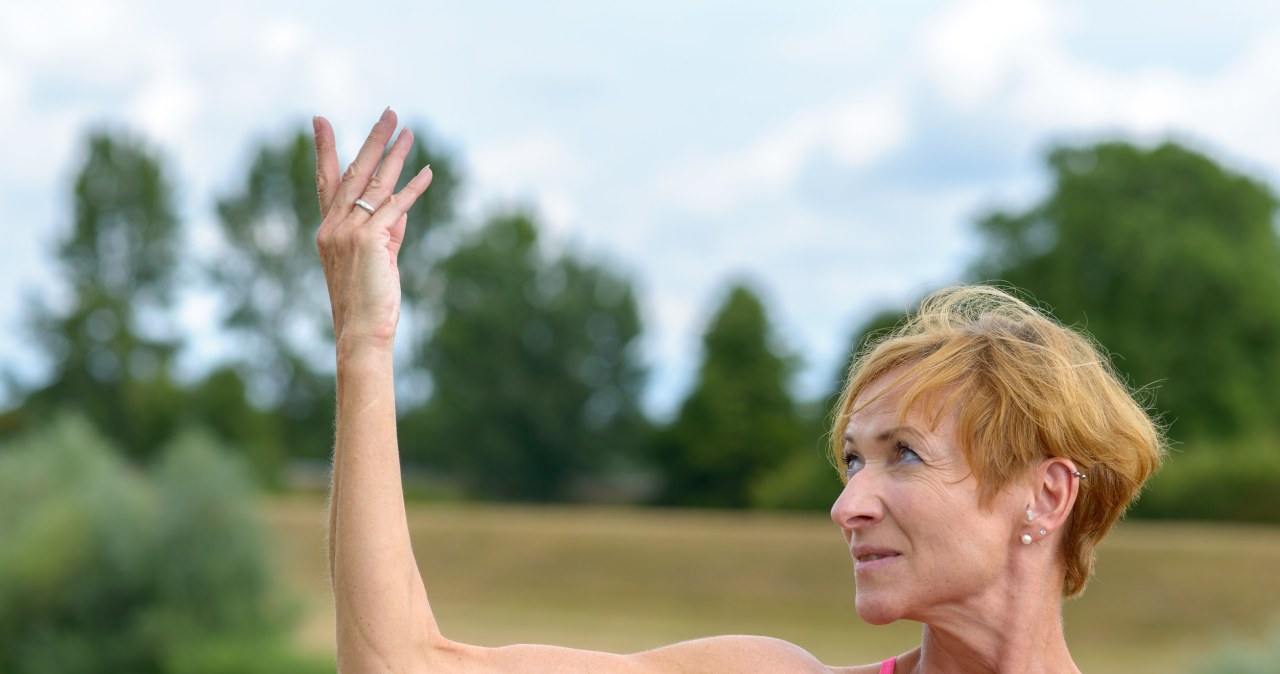 Tylko jeden ruch, a ramiona przestają przypominać "galaretkę". Rób dwa razy dziennie