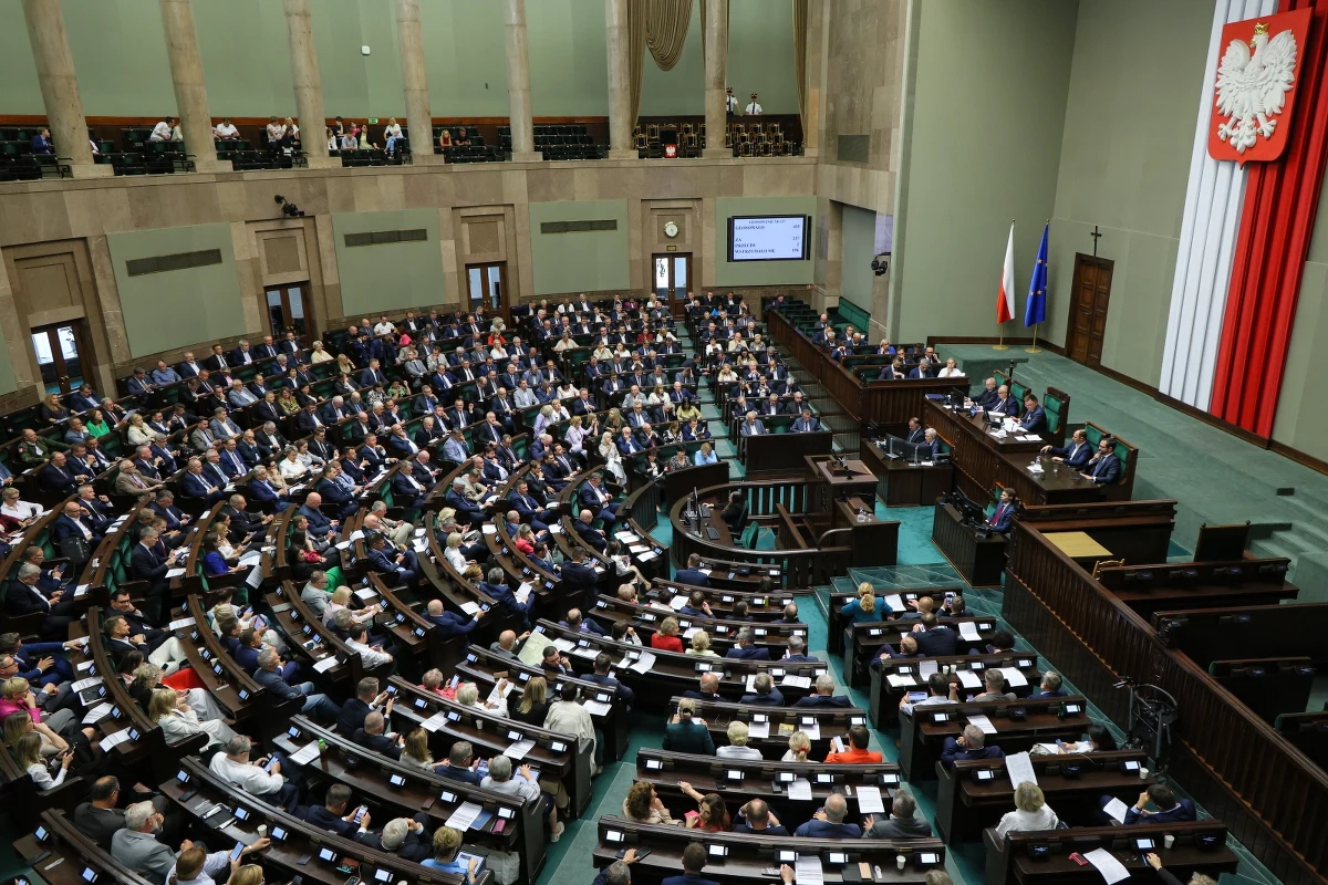 Sejm uchwalił we wtorek rządową ustawę o reformie szpitali. Ustawa trafi teraz do Senatu. Przepisy, za którymi zagłosowała prawie cała koalicja rządząca, zakładają elastyczne przekształcanie oddziałów i łączenie placówek przez samorządy. Co jeszcze?