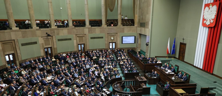 Sejm uchwalił we wtorek rządową ustawę o reformie szpitali. Ustawa trafi teraz do Senatu. Przepisy, za którymi zagłosowała prawie cała koalicja rządząca, zakładają elastyczne przekształcanie oddziałów i łączenie placówek przez samorządy. Co jeszcze?
