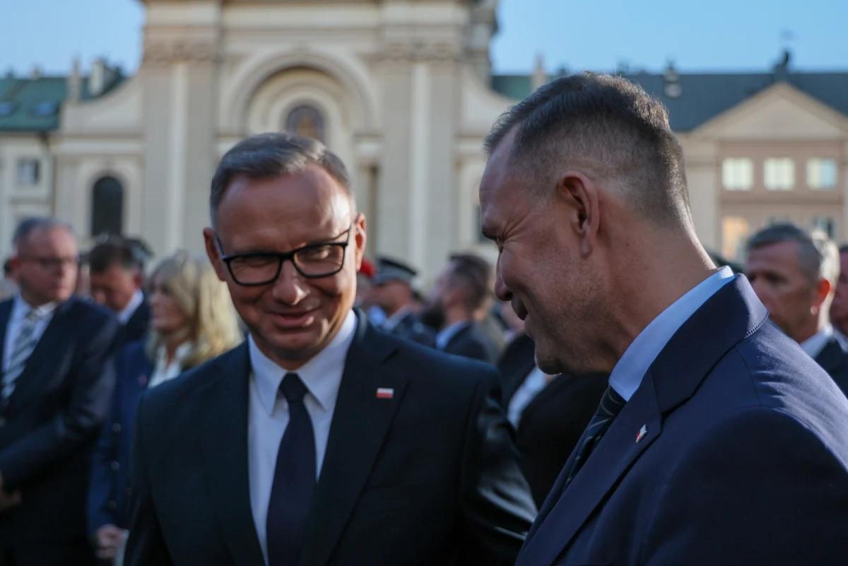 Nie wejdzie w życie ustawa o pomocy psychologa dla osób po 13. roku życia bez zgody opiekuna - prezydent Andrzej Duda skierował ją we wtorek do Trybunału Konstytucyjnego. Ustawę o likwidacji Akademii Kopernikańskiej oraz ustawę dotyczącą Akademii Wymiaru Sprawiedliwości natomiast zawetował. To ostatnie decyzje prezydenta przed opuszczeniem urzędu i zaprzysiężeniem Karola Nawrockiego, do którego dojdzie w środę. 