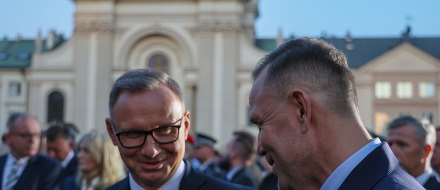 Nie wejdzie w życie ustawa o pomocy psychologa dla osób po 13. roku życia bez zgody opiekuna - prezydent Andrzej Duda skierował ją we wtorek do Trybunału Konstytucyjnego. Ustawę o likwidacji Akademii Kopernikańskiej oraz ustawę dotyczącą Akademii Wymiaru Sprawiedliwości natomiast zawetował. To ostatnie decyzje prezydenta przed opuszczeniem urzędu i zaprzysiężeniem Karola Nawrockiego, do którego dojdzie w środę. 