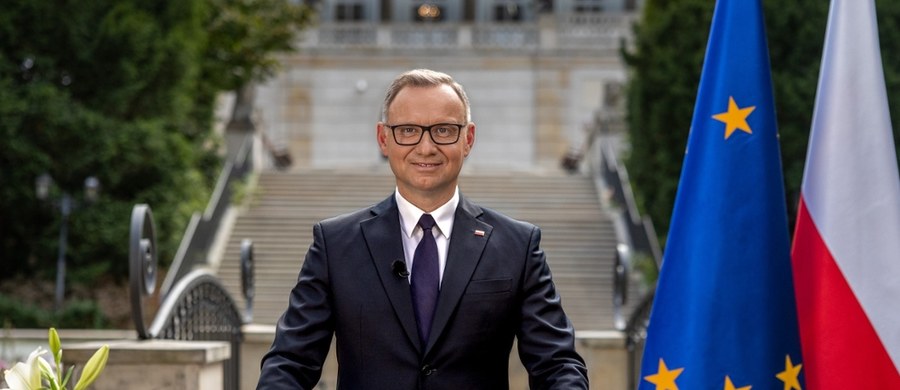 Prezydent Andrzej Duda w swoim ostatnim orędziu podsumował dekadę sprawowania urzędu. Podkreślił, że Polska stała się państwem nowego formatu, a jego największym dziedzictwem jest przekonanie, że „słowo dane publicznie zobowiązuje”. W środę, 6 sierpnia, urząd głowy państwa obejmie Karol Nawrocki.