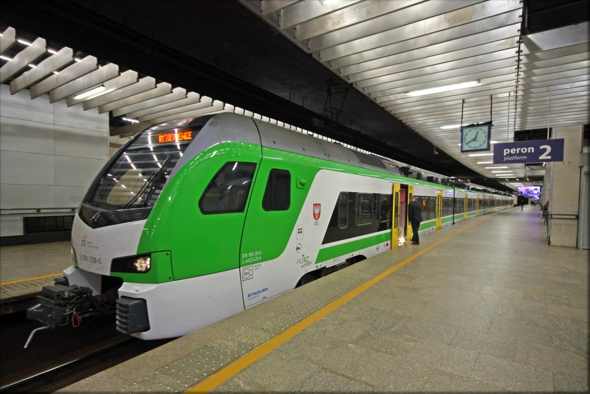 ​We wtorkowy wieczór doszło do awarii na stacji Warszawa Śródmieście. Od godziny 19:30 pociągi Szybkiej Kolei Miejskiej linii S1 i S2, a także niektóre składy Kolei Mazowieckich, nie zatrzymują się na stacji. Powodem jest awaria zasilania.