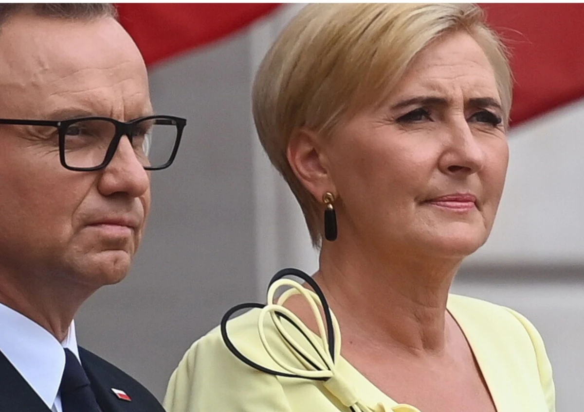 Agata Kornhauser-Duda przemówiła w ostatnim dniu urzędowania swojego męża. Podczas pożegnalnej uroczystości w Pałacu Prezydenckim padły słowa, które wielu zebranych i komentatorów zaskoczyły - nie tylko swoją otwartością, ale i emocjonalnym wydźwiękiem. "Ja chyba jestem najszczęśliwszym człowiekiem w tej kancelarii" - wyznała ustępująca pierwsza dama, kończąc wystąpienie cytatem z piosenki zespołu Elektryczne Gitary: "To już jest koniec, nie ma już nic, jesteśmy wolni, możemy iść".