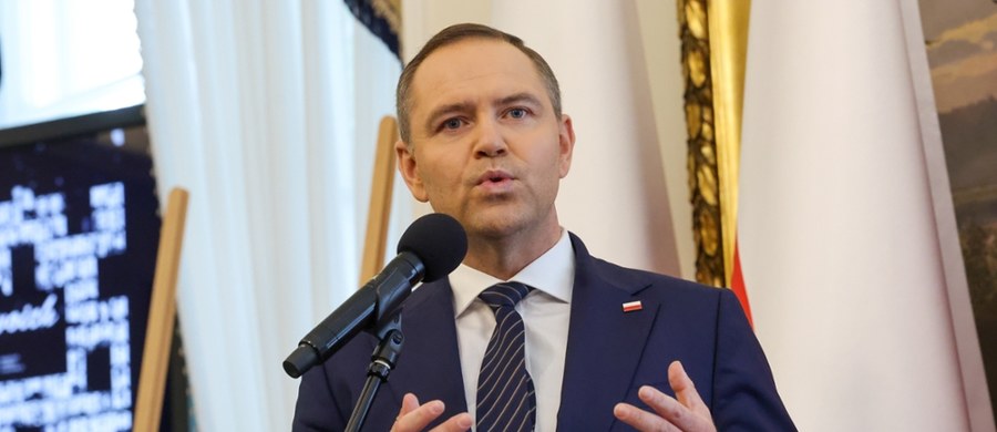 Dziś zaprzysiężenie Karola Nawrockiego. Złoży on przysięgę przed Zgromadzeniem Narodowym, wygłosi swoje pierwsze orędzie i rozpocznie pięcioletnią kadencję prezydenta RP. Podczas uroczystości na pl. Piłsudskiego Nawrocki przejmie zwierzchnictwo nad Siłami Zbrojnymi, gdzie wygłosi także przemówienie.