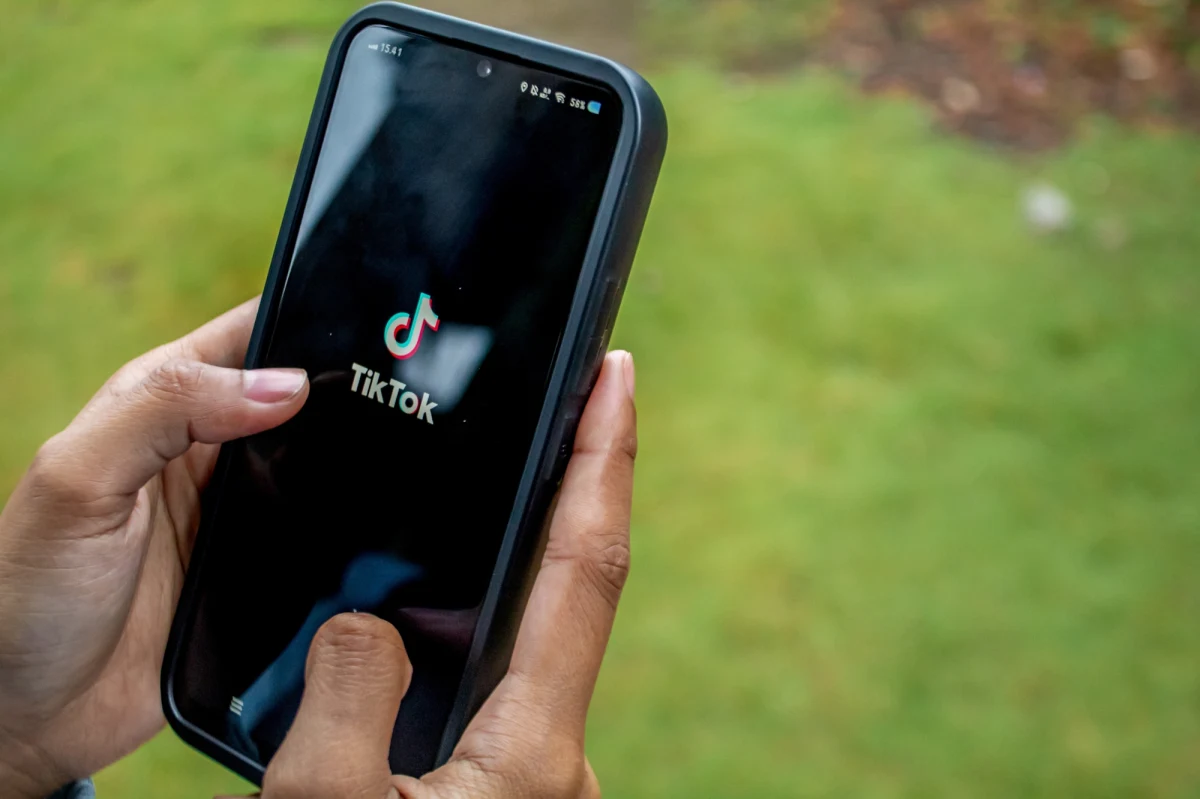 W Egipcie narasta fala represji wobec twórców internetowych. W ostatnich dniach tamtejsze władze zatrzymały co najmniej 10 popularnych tiktokerów, zarzucając im publikowanie treści niezgodnych z "egipskimi wartościami". Obrońcy praw człowieka alarmują, że to kolejny etap walki z wolnością słowa w sieci, wymierzony przede wszystkim w kobiety. 