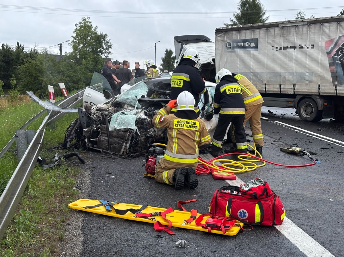 Mercedes zderzył się z ciężarówką. Śmigłowiec LPR w akcji
