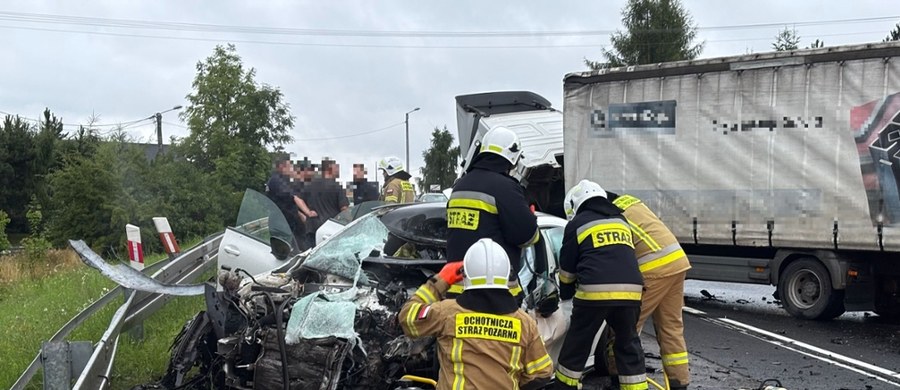 Poważny wypadek na drodze krajowej nr 94. W Białym Kościele (woj. małopolskie) osobowy mercedes zderzył się z ciężarówką. 
