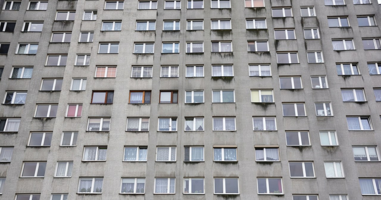 Rysy i pęknięcia w blokach z wielkiej płyty. Jak rozpoznać zagrożenie?