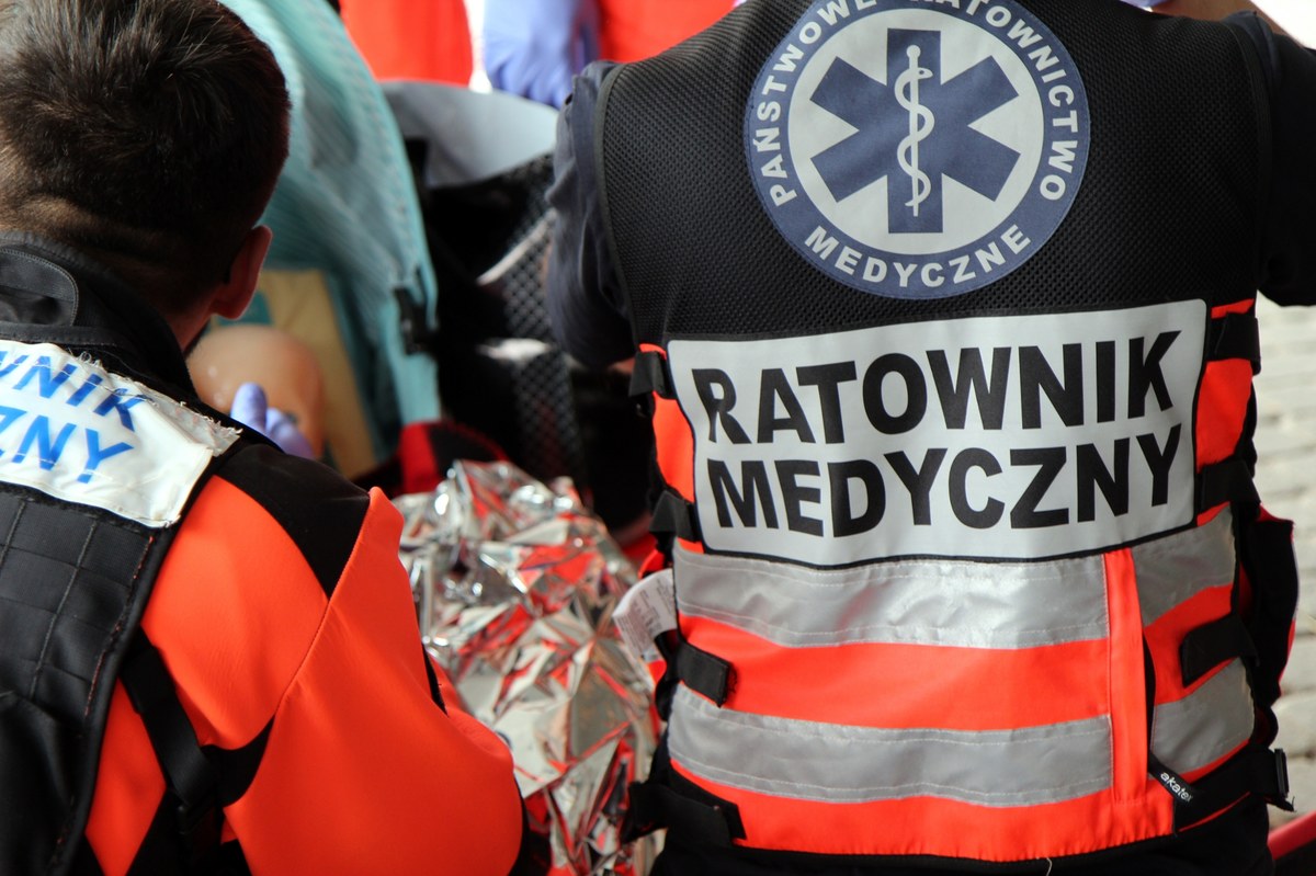 Uderzył i kopnął ratownika. 30-latkowi grożą 3 lata więzienia