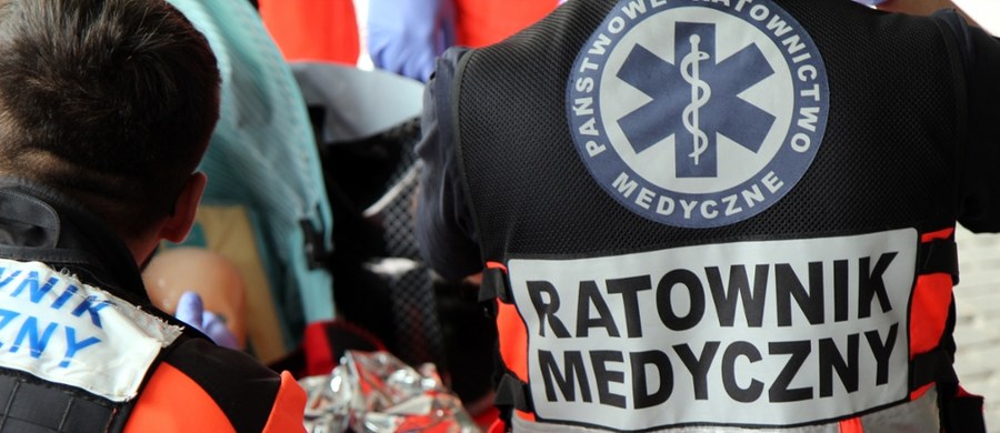 Zarzuty naruszenia nietykalności cielesnej pracownika służby zdrowia usłyszał 30-letni Ukrainiec - poinformowała rzeczniczka Komendy Powiatowej Policji w Grójcu asp. Agata Sławińska. Mężczyzna zaatakował ratownika medycznego, gdy ten udzielał mu pomocy medycznej.