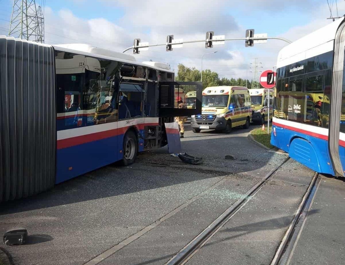 Zderzenie z autobusem, tramwaj wykolejony. Są poszkodowani
