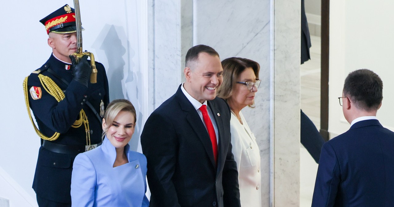Mamy nową ikonę stylu? Stylizacja Marty Nawrockiej na zaprzysiężeniu mówi wszystko wiadomości,aktualności,Interia Mamy nową ikonę stylu? Stylizacja Marty Nawrockiej na zaprzysiężeniu mówi wszystko