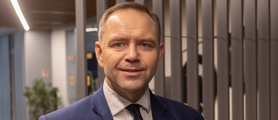 Jakim prezydentem będzie Karol Nawrocki? Była szefowa gabinetu prezydenta Lecha Kaczyńskiego Elżbieta Jakubiak oceniła w Radiu RMF24, że następca Andrzeja Dudy ma "jasny pomysł na prezydenturę". Pytana o skład jego kancelarii przyznała, że brakuje jej kobiety na jednym z czołowych stanowisk. Wyraziła też nadzieję, że Nawrocki nie powtórzy błędów Dudy, jeśli chodzi o kontakty z Prawem i Sprawiedliwością. "Nie można być człowiekiem, który nie ma kontaktów z największą partią polityczną, która wspiera cię w wyborach" - tłumaczyła.