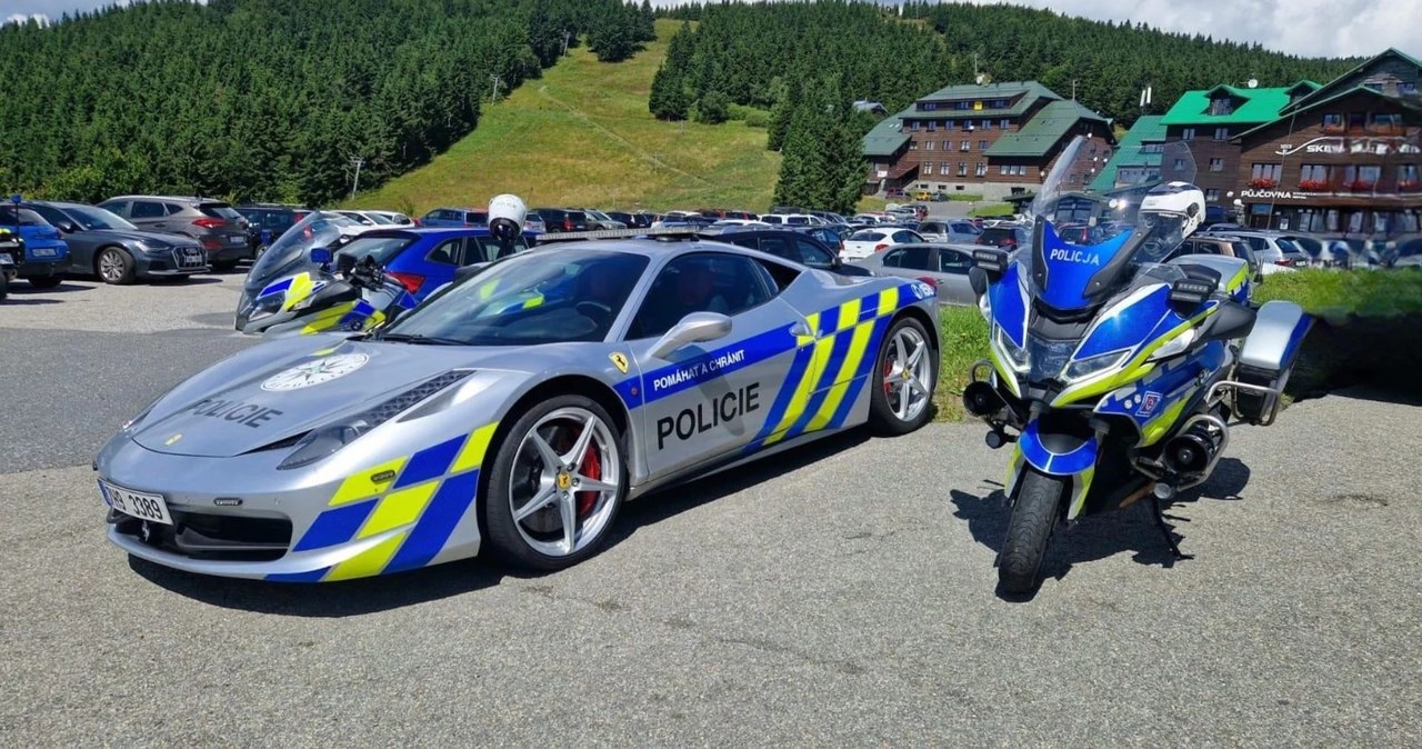 Kto jechał przepisowo, dostał złocisty napój. Kto nie – spotkał Ferrari i mandat wiadomości,aktualności,Interia Kto jechał przepisowo, dostał złocisty napój. Kto nie – spotkał Ferrari i mandat