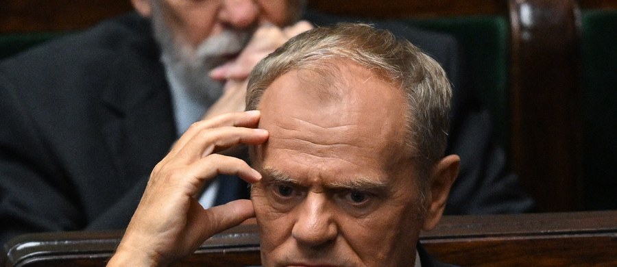Premier Donald Tusk opublikował w mediach społecznościowych krótkie nagranie wideo. Zwrócił się w nim do osób, dla których dzień zaprzysiężenia Karola Nawrockiego na prezydenta jest "smutny i rozczarowujący”. Podkreślił, że rozumie taki punkt widzenia. Przy okazji nie szczędził krytycznych uwag pod adresem poprzedniego prezydenta - Andrzeja Dudy. 