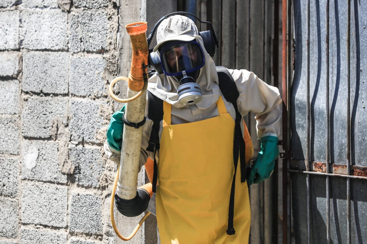 Polskie Ministerstwo Spraw Zagranicznych wydało specjalny komunikat ostrzegawczy w związku z sytuacją w Chinach. Od lipca 2025 roku gwałtownie wzrosła tam liczba przypadków zakażenia wirusem chikungunya. Mowa jest już o ponad 7 tysiącach przypadków. Władze w prowincji Guangdong, gdzie sytuacja jest najpoważniejsza, wprowadziły środki sanitarne przypominające te z czasów pandemii Covid-19. 