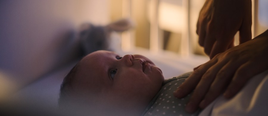 To niepozorne zagrożenie dla śpiącego malucha. Każdy rodzic chce, by jego dziecko spało spokojnie i bezpiecznie. Dlatego często otulamy niemowlęta miękkimi kocykami, szczególnie podczas chłodniejszych nocy. Niestety, to co wydaje się troskliwą opieką, może stać się poważnym zagrożeniem dla życia dziecka.