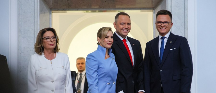 "Czuję się zobowiązany, panie premierze, jako prezydent Polski mieć pełne informacje o tym, jak wygląda stan państwa polskiego" - w ten sposób Karol Nawrocki zaapelował w orędziu do Donalda Tuska. Prezydent zwrócił się również do ministra sprawiedliwości. "Nie będę nominował ani awansował sędziów, którzy godzą w porządek prawny RP" - podkreślił.