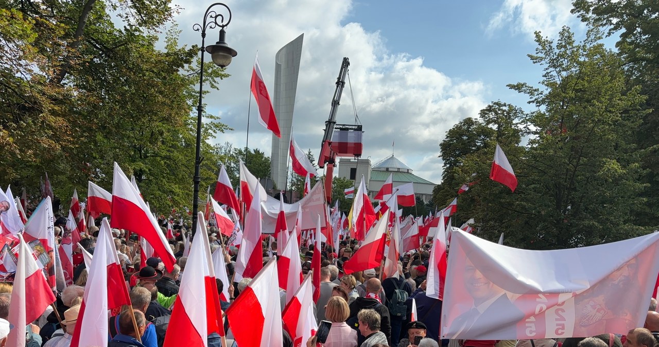 Tłumy i okrzyki przed Sejmem. Żywe reakcje na zaprzysiężenie Nawrockiego