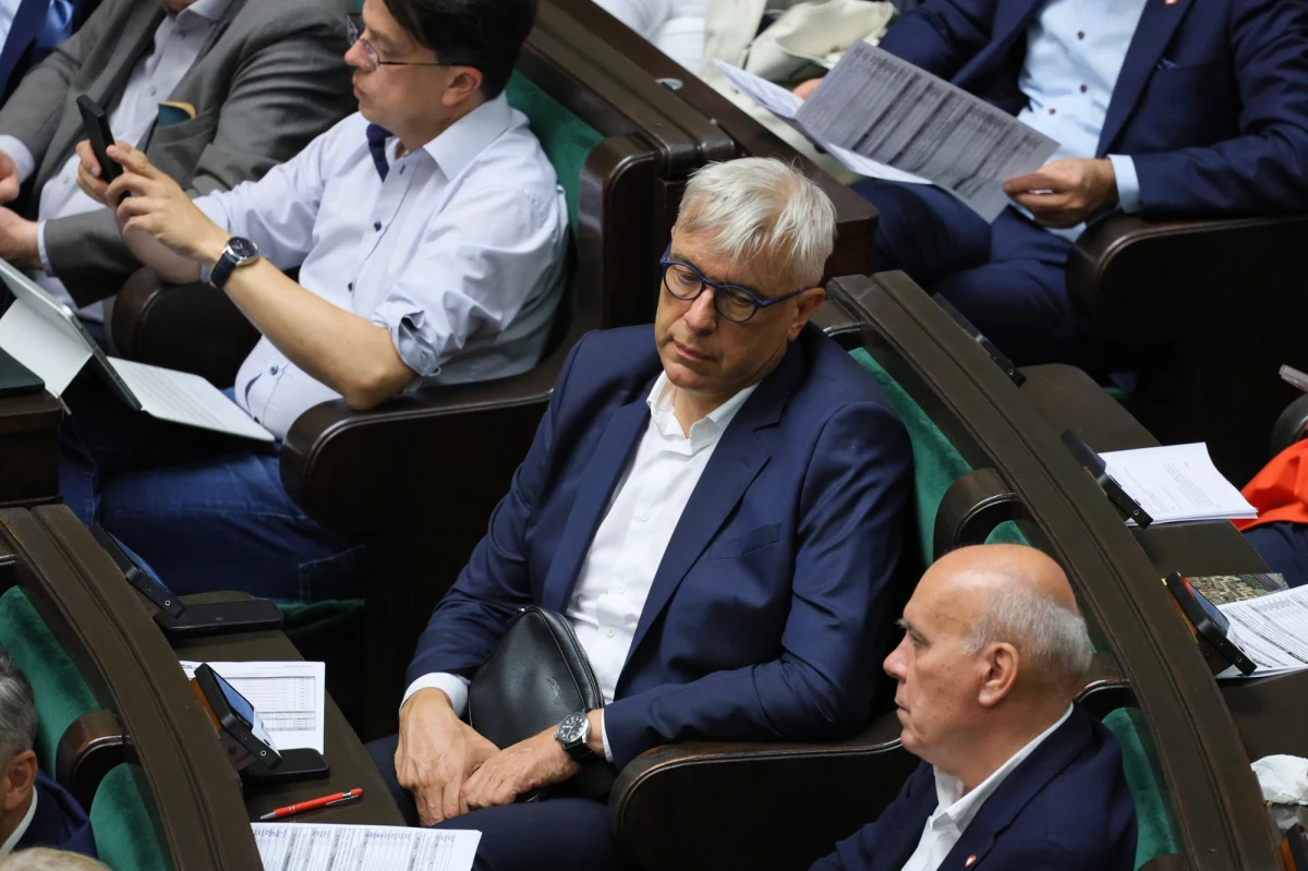 Roman Giertych, poseł Koalicji Obywatelskiej, złożył protest przeciwko przyjęciu przysięgi prezydenckiej przez Karola Nawrockiego. Jego zdaniem, wybory nie zostały prawidłowo rozstrzygnięte przez Sąd Najwyższy, a liczne protesty obywateli nie zostały rzetelnie rozpatrzone.