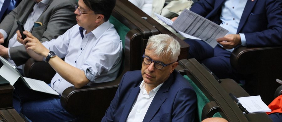 Roman Giertych, poseł Koalicji Obywatelskiej, złożył protest przeciwko przyjęciu przysięgi prezydenckiej przez Karola Nawrockiego. Jego zdaniem, wybory nie zostały prawidłowo rozstrzygnięte przez Sąd Najwyższy, a liczne protesty obywateli nie zostały rzetelnie rozpatrzone.