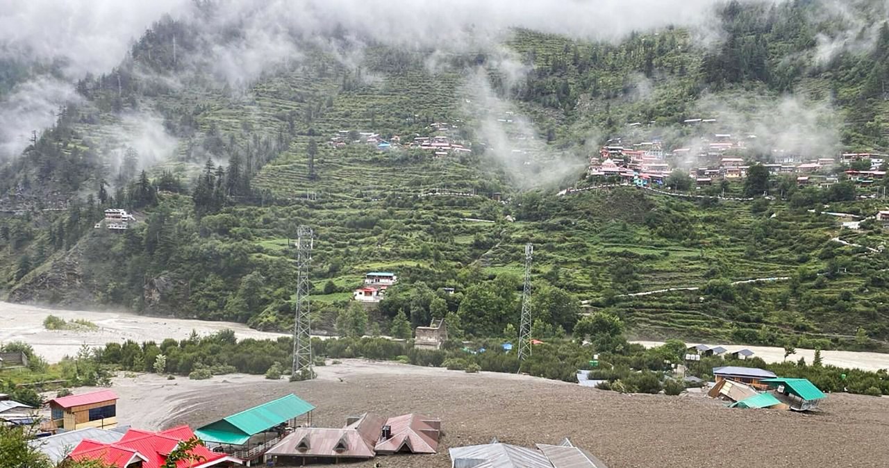 Ściana wody i gruzu pochłania wioskę w Indiach. Co się stało?