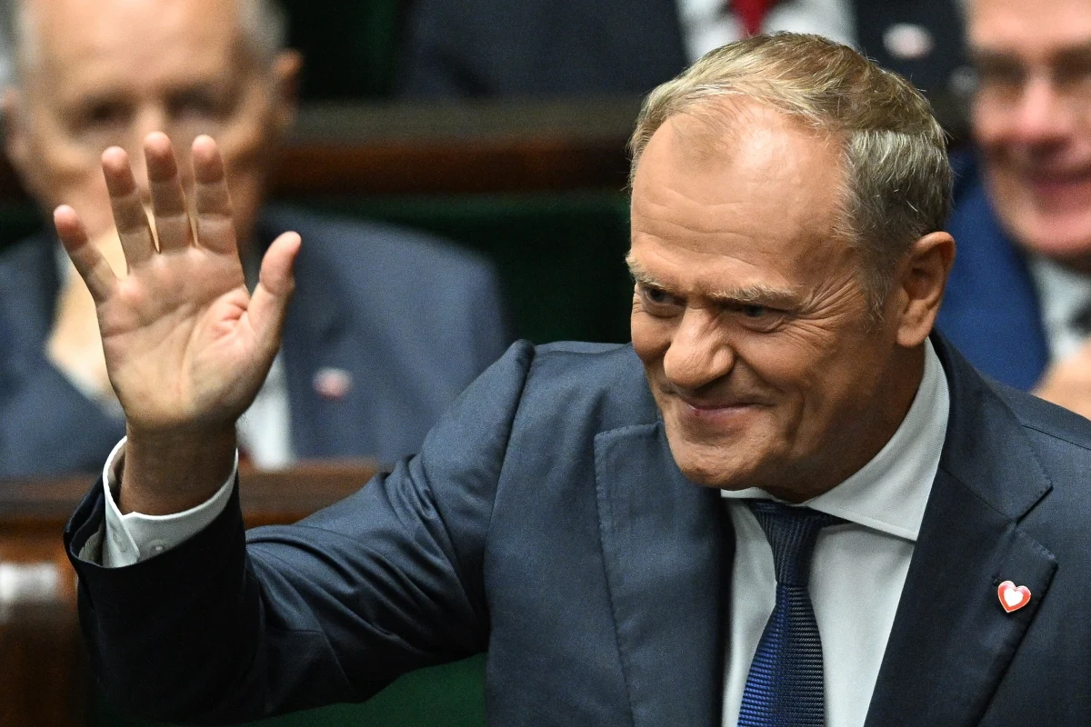 Premier Donald Tusk zarzucił zaprzysiężonemu dziś prezydentowi Karolowi Nawrockiemu "dość buńczuczny i konfrontacyjny ton". W ten sposób odniósł się do orędzia, które wygłosił w Sejmie następca Andrzeja Dudy. Jednocześnie lider Platformy Obywatelskiej ocenił, że polska prawica ma nowego lidera. 