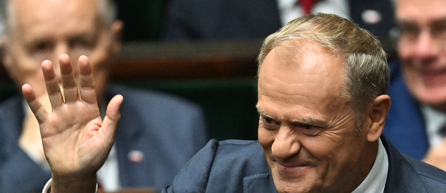 Premier Donald Tusk zarzucił zaprzysiężonemu dziś prezydentowi Karolowi Nawrockiemu "dość buńczuczny i konfrontacyjny ton". W ten sposób odniósł się do orędzia, które wygłosił w Sejmie następca Andrzeja Dudy. Jednocześnie lider Platformy Obywatelskiej ocenił, że polska prawica ma nowego lidera. 
