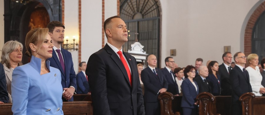 Karol Nawrocki zaprzysiężony na prezydenta. "Nie dla nielegalnej migracji, nie dla euro" - zadeklarował w orędziu, dodając, że będzie sprzeciwiał się również podniesieniu wieku emerytalnego. "Mamy jedno niezwykle trudne wyzwanie wewnętrzne. To trwający od lat konflikt polityczny, który dramatycznie rozbija nasz naród na wrogie sobie plemiona" - mówił w homilii w Archikatedrze św. Jana Chrzciciela abp Adrian Galbas. Nawrocki odniósł się do wielu kwestii politycznych i społecznych oraz zadeklarował ciężką pracę na rzecz ojczyzny. Szczegóły znajdziecie poniżej i w pozostałych artykułach na stronie RMF24.pl. Dziękujemy za śledzenie naszej relacji.