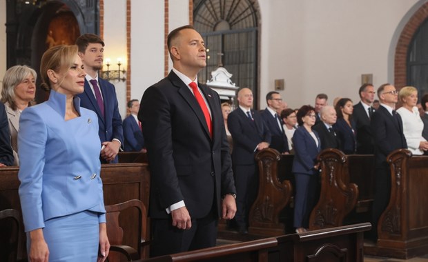 Karol Nawrocki zaprzysiężony na prezydenta. "Nie dla nielegalnej migracji, nie dla euro" - zadeklarował w orędziu, dodając, że będzie sprzeciwiał się również podniesieniu wieku emerytalnego. "Mamy jedno niezwykle trudne wyzwanie wewnętrzne. To trwający od lat konflikt polityczny, który dramatycznie rozbija nasz naród na wrogie sobie plemiona" - mówił w homilii w Archikatedrze św. Jana Chrzciciela abp Adrian Galbas. Nawrocki odniósł się do wielu kwestii politycznych i społecznych oraz zadeklarował ciężką pracę na rzecz ojczyzny. Szczegóły znajdziecie poniżej i w pozostałych artykułach na stronie RMF24.pl. Dziękujemy za śledzenie naszej relacji.