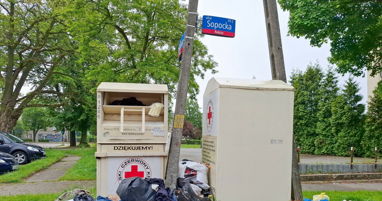 Obowiązkowa segregacja ubrań wywołała zamieszanie. Miasta szukają rozwiązania