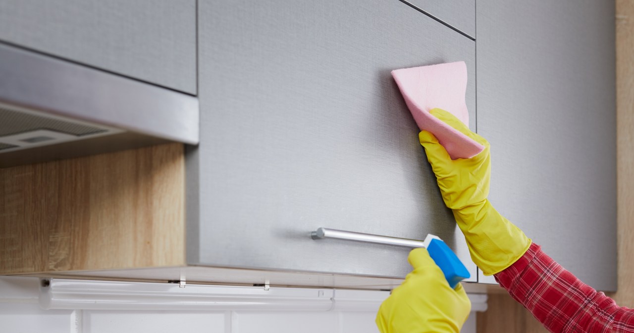 Jak wyczyścić szafki kuchenne z tłustych osadów? Genialny patent