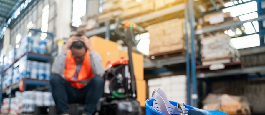 Kolejne cięcia w firmie Eko-Okna. To jeden z największych pracodawców na południu województwa śląskiego - zatrudnia 14,5 tys. osób, ma zakłady w Kornicach w powiecie raciborskim i Wodzisławiu Śląskim. Zamknięta już została uruchomiona w ubiegłym roku fabryka w Kędzierzynie-Koźlu na Opolszczyźnie. W czerwcu pracę w Eko-Oknach straciło blisko tysiąc osób. W lipcu ubyło prawie 700 osób. Firma tłumaczy, że to konieczna reorganizacja w związku z trudną sytuacją na europejskich rynkach budowlanych. 