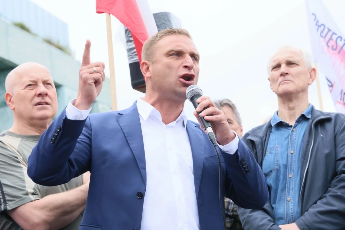 Robert Bąkiewicz usłyszy zarzuty - dowiedział się report RMF FM Krzysztof Zasada. Prokurator krajowy nie uwzględnił wniosku prokuratora z Gorzowa Wielkopolskiego, który chciał wyłączyć się z postawienia zarzutów i przesłuchania w charakterze podejrzanego lidera środowisk narodowych. W ten sposób zareagował na polecenie prokuratora wyższego szczebla.