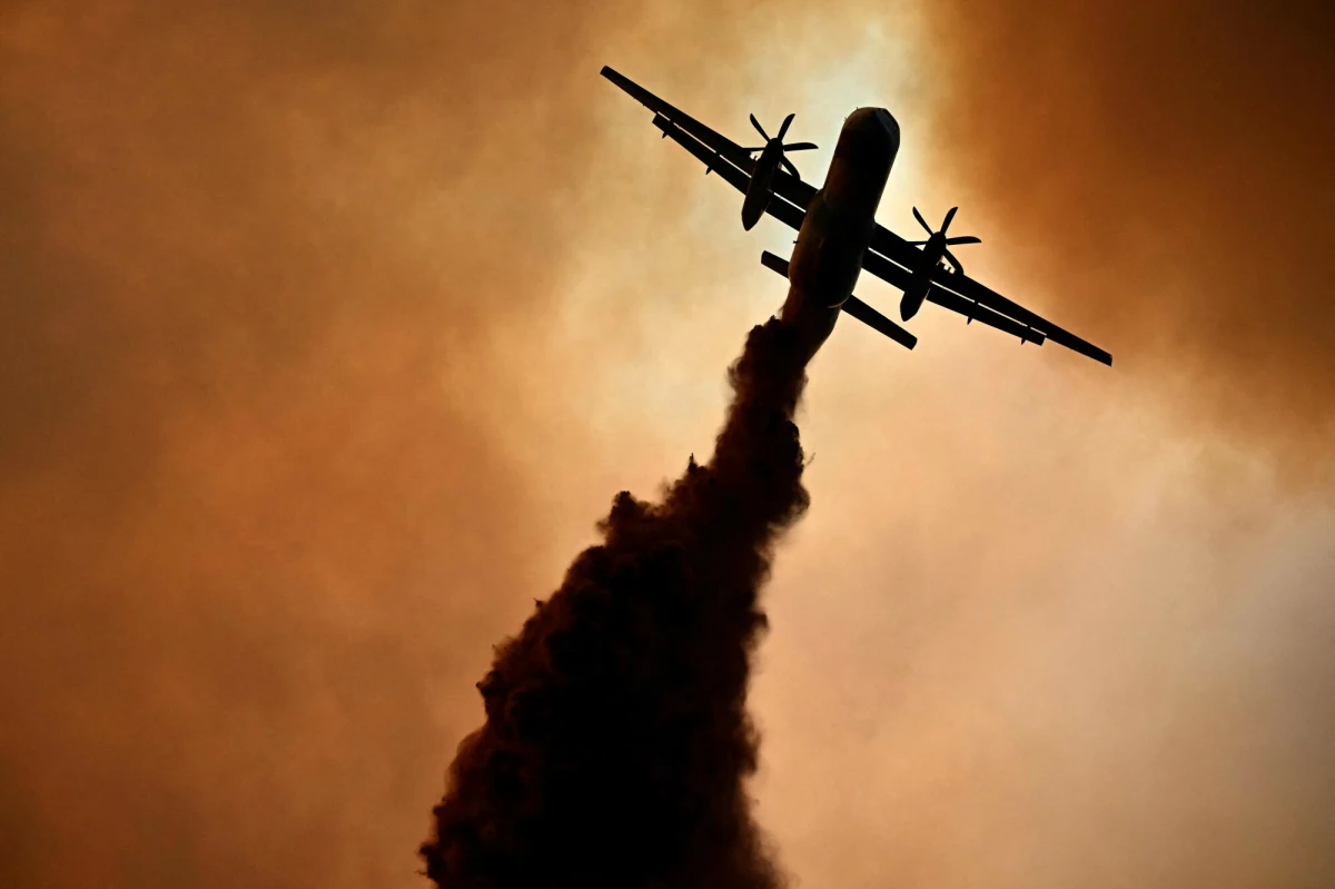 Największy pożar tego lata szaleje w południowo-zachodniej Francji. Żywioł strawił już 16 tys. hektarów terenu, niszcząc domy i zmuszając mieszkańców do ucieczki. Jedna osoba nie żyje, a dziewięć osób, w tym siedmiu strażaków, zostało rannych.