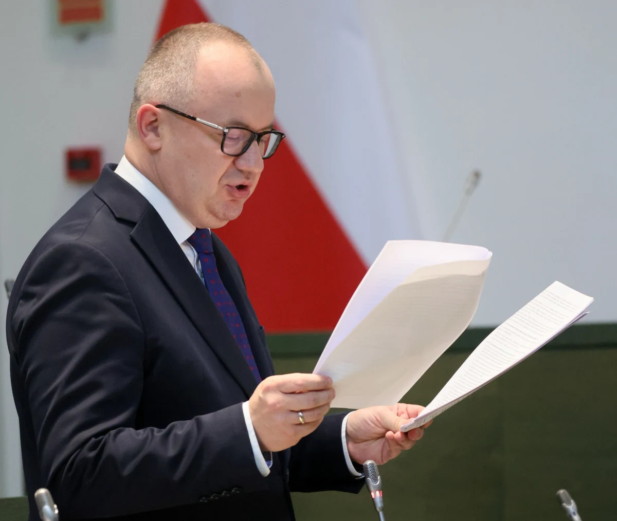 "Już Prezydent Andrzej Duda podjął taką próbę" - tak o zapowiedzi Karola Nawrockiego dotyczącej zmiany konstytucji, o czym mówił w środę rano w orędziu tuż po zaprzysiężeniu na prezydenta, napisał Adam Bodnar. "(...) Pomysł Prezydenta Dudy legł w gruzach. A każdy kolejny rok pokazywał, jak bardzo Polacy przywiązani są do demokratycznych wartości, wolności i zasad praworządności zapisanych w naszej Konstytucji z 1997 roku" - dodał były minister sprawiedliwości. 