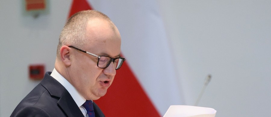 "Już Prezydent Andrzej Duda podjął taką próbę" - tak o zapowiedzi Karola Nawrockiego dotyczącej zmiany konstytucji, o czym mówił w środę rano w orędziu tuż po zaprzysiężeniu na prezydenta, napisał Adam Bodnar. "(...) Pomysł Prezydenta Dudy legł w gruzach. A każdy kolejny rok pokazywał, jak bardzo Polacy przywiązani są do demokratycznych wartości, wolności i zasad praworządności zapisanych w naszej Konstytucji z 1997 roku" - dodał były minister sprawiedliwości. 