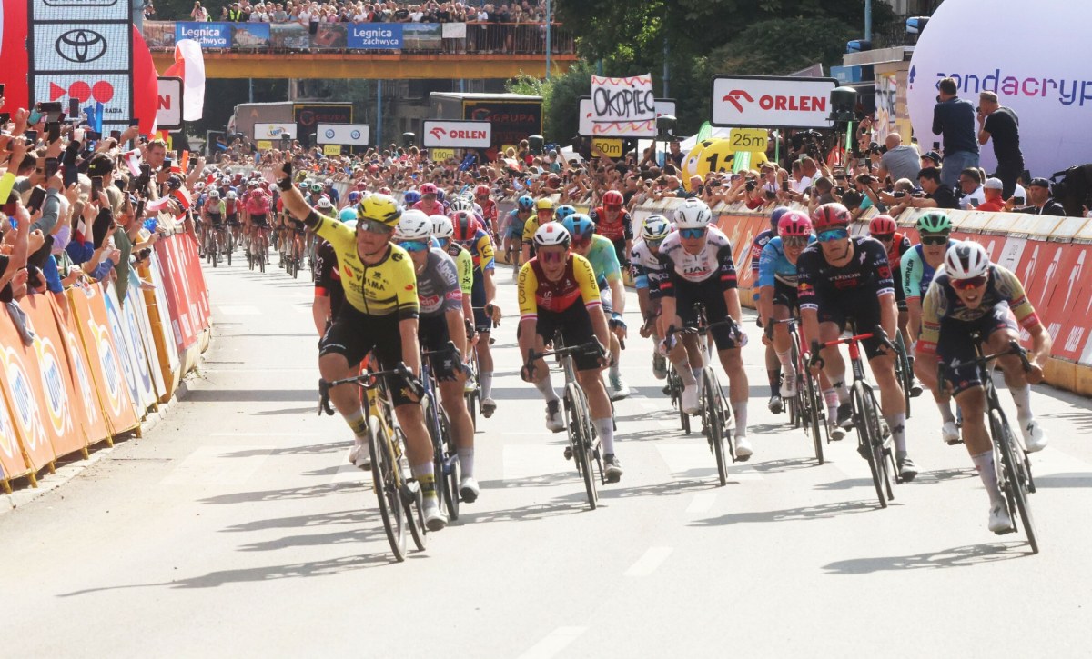 Kraksa na Tour de Pologne. Lider ma połamane żebra, co z jego występem?
