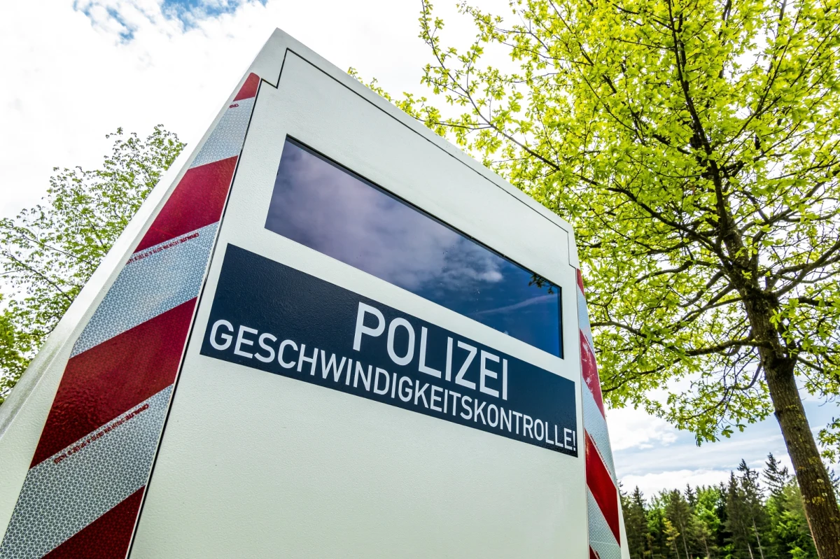 Porsche zostało przyłapane na autostradzie A2 pod niemieckim Magdeburgiem, gdy pędziło z zawrotną prędkością 321 km/h. Kierowcę luksusowego auta czeka poważna kara, a sprawa może mieć dalszy ciąg. To jeden z najbardziej spektakularnych przypadków przekroczenia prędkości na niemieckich drogach w tym roku.