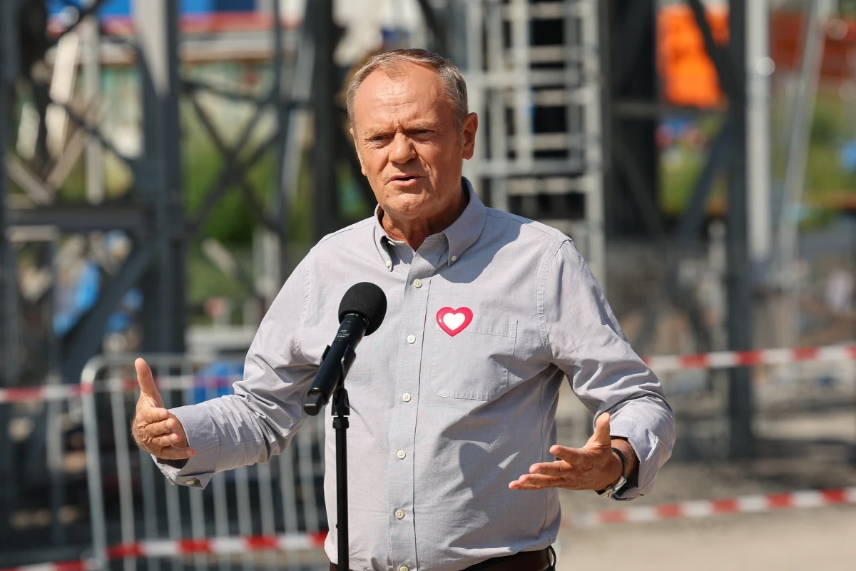 Kolejową rewolucję i ogromne inwestycje w ten środek transportu zapowiedział premier Donald Tusk. Szef rządu stwierdził, że w przyszłym roku polskie koleje przewiozą pół miliarda pasażerów. "Nie mam co do tego wątpliwości - idą złote czasy dla polskiej kolei" - mówił szef resortu infrastruktury Dariusz Klimczak. 