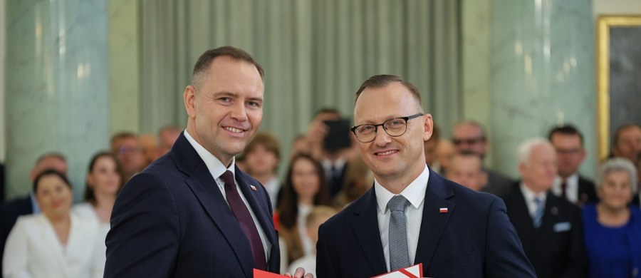 Prezydent Karol Nawrocki powołał w czwartek skład swojej kancelarii. "W tej drużynie są z jednej strony doświadczeni politycy i urzędnicy państwowi" - mówił podczas uroczystości w Pałacu Prezydenckim. "Jest też jedna osoba wyjątkowa w tym gronie (...), jest nie tylko symbolicznym, ale też ideowym łącznikiem z kancelarią prezydenta Andrzeja Dudy" - mówił o Wojciechu Kolarskim prezydent. "To wyraz uznania dla całej prezydentury Andrzeja Dudy, ale przede wszystkim dla pracy Wojciecha Kolarskiego" - dodawał. 