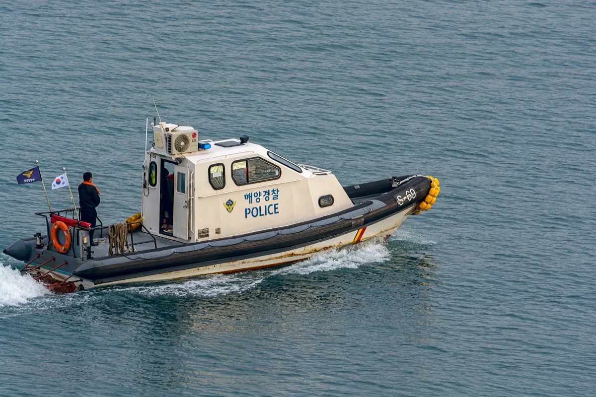 Południowokoreańskie systemy obserwacyjne wykryły samotną postać dryfującą w wodach Morza Żółtego. Przez blisko 10 godzin mężczyzna zmagał się z falami, przywiązany do płyty styropianowej, która była jego jedyną deską ratunku w niebezpiecznej podróży na południe. Uratowany to obywatel Korei Północnej, który uciekł z kraju.