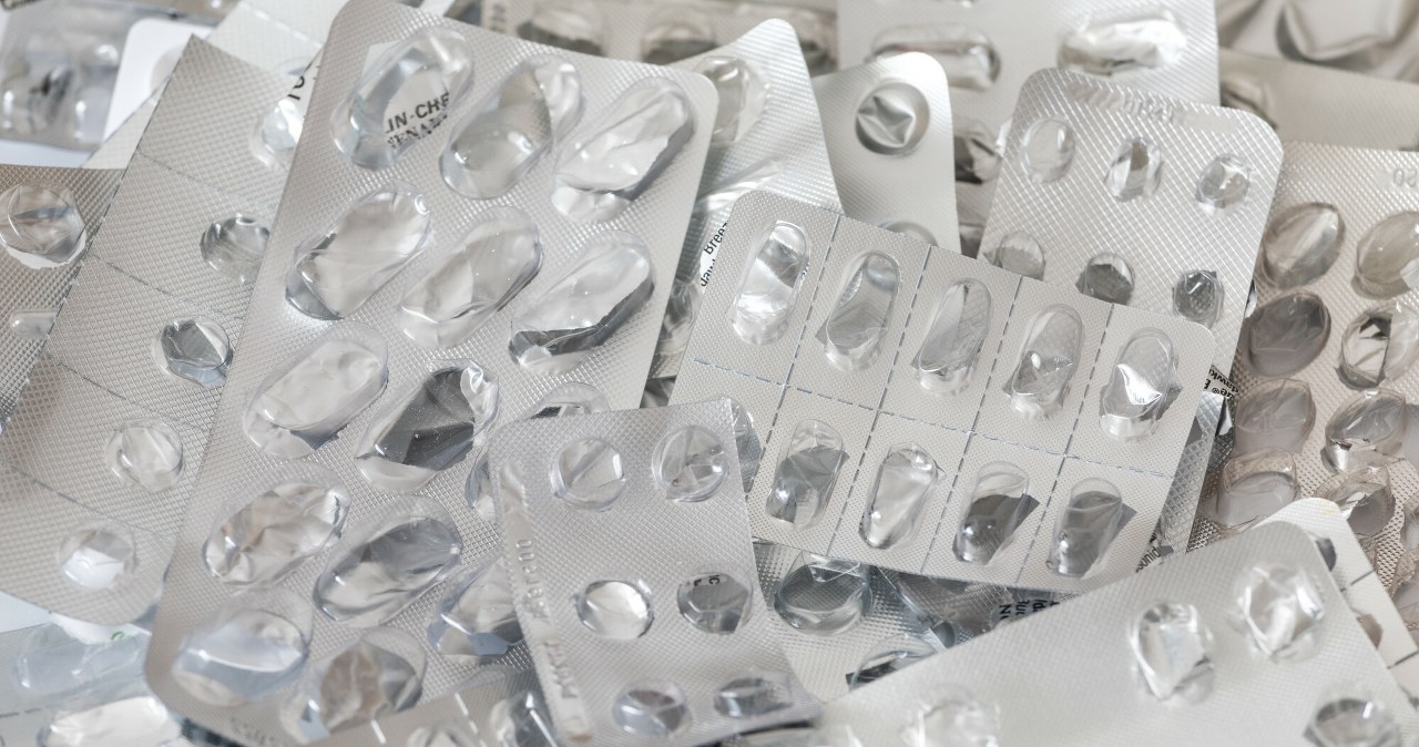 Do tego kosza wyrzuć blistry po lekach. Pomyłka słono kosztuje