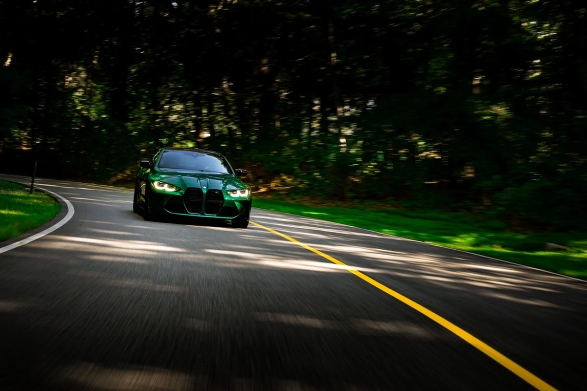 Decyzja o umorzeniu śledztwa w sprawie pirata drogowego, który w Warszawie miał jechać ponad 350 kilometrów na godzinę, jest prawidłowa - dowiedział się dziennikarz RMF FM Krzysztof Zasada. Taką opinię wydała warszawska prokuratura okręgowa, która analizowała kontrowersyjną decyzję śledczych z Ochoty kończącą to postępowanie.