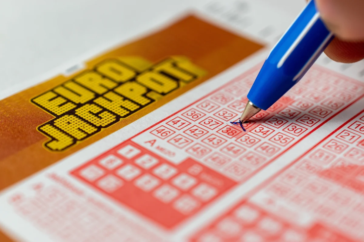 Pod koniec maja w Słowenii ktoś kupił los, który okazał się zwycięski w międzynarodowej loterii Eurojackpot. Stawka jest ogromna – aż 37 milionów euro, czyli druga co do wielkości wygrana w historii słoweńskich gier liczbowych. Mimo upływu miesięcy, szczęśliwiec wciąż nie zgłosił się po odbiór nagrody, a czas nieubłaganie ucieka.