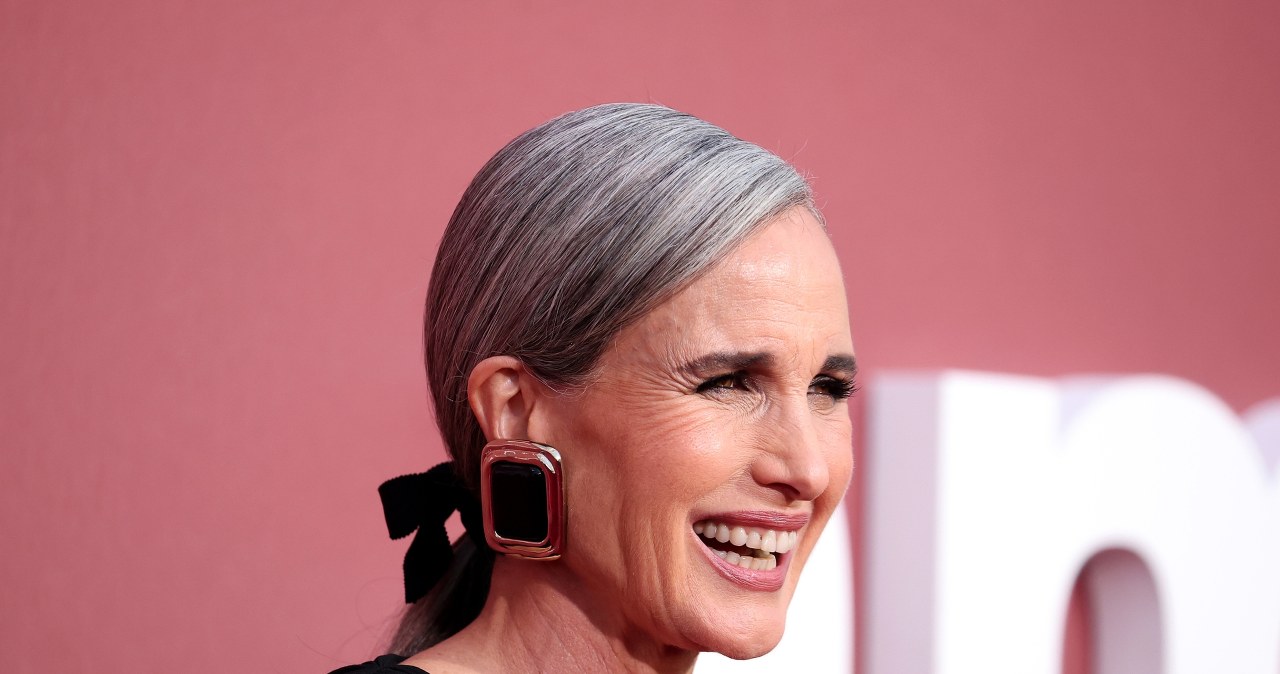 Ten trend pokochają posiadaczki siwych włosów. Grombre zachwyca!