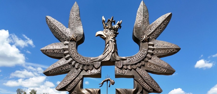 Pomalowany farbą został pomnik „Rzeź Wołyńska”, który znajduje się w Domostawie na Podkarpaciu. Policja prowadzi intensywne czynności, które mają wyjaśnić, kto jest odpowiedzialny za jego zniszczenie – poinformowała w czwartek oficer Komendy Powiatowej Policji w Nisku podkom. Katarzyna Pracało.