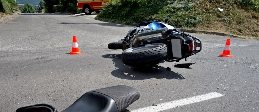 Policjant jadący motocyklem służbowym zderzył się z volkswagenem transporterem na dk 60 w Worowie w pow. grójeckim (Mazowieckie) . Funkcjonariusz trafił do szpitala.
